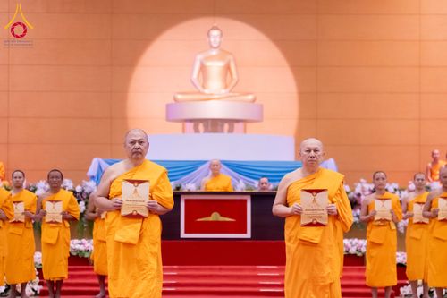 ภาพ No.285042:วันอาทิตย์ที่ 14 ธันวาคม พ.ศ.2568  พิธีปฏิบัติธรรม พิธีถวายภัตตาหารเป็นสังฆทาน พิธีมอบต้นสมบัติจักรพรรดิ ถวายแด่เจ้าอาวาสและประธานสงฆ์ 236 ศูนย์ส่งเสริมศีลธรรมทั่วโลก ณ สภาธรรมกายสากล วัดพระธรรมกาย