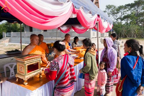 ภาพ No.317640:วันพฤหัสบดีที่ ๒ เมษายน พ.ศ.๒๕๖๙ พิธีบรรพชาสามเณรภาคฤดูร้อน น้อมบูชาธรรมอายุวัฒนมงคล ๘๒ ปี หลวงพ่อธัมมชโย และ ถวายเป็นพระราชกุศลแด่ สมเด็จพระกนิษฐาธิราชเจ้ากรมสมเด็จพระเทพรัตน์ราชสุดาฯ สยามบรมราชกุมารี รุ่นที่ ๑๓ ณ วัดทุ่งเจริญธรรม อำเภออมก๋อย จังหวัดเชี