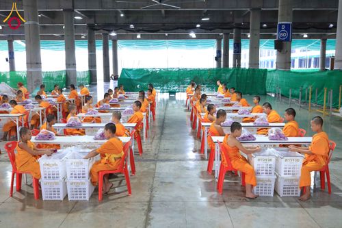 ภาพ No.303238:วันที่ 15-21 มกราคม พ.ศ.2569 ปลิดกลีบดอกเบญจทรัพย์ เพื่อโปรยต้อนรับพระธรรมยาตรา ในโครงการธรรมยาตรา กตัญญูบูชา มหาปูชนียาจารย์ พระมงคลเทพมุนี(สด จนฺทสโร) พระผู้ปราบมาร อนุสรณ์สถาน 7 แห่ง ปีที่ 14 ณ วิหารคด วัดพระธรรมกาย