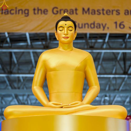 ภาพ No.83608:พิธีวางแผ่นจารึกชื่อและพิธีวางพวงมาลัยสักการะพระประธาน วันอาทิตย์ที่ 16 กรกฎาคม พ.ศ. 2566 ณ รัตนบัลลังก์ สภาธรรมกายสากล วัดพระธรรมกาย