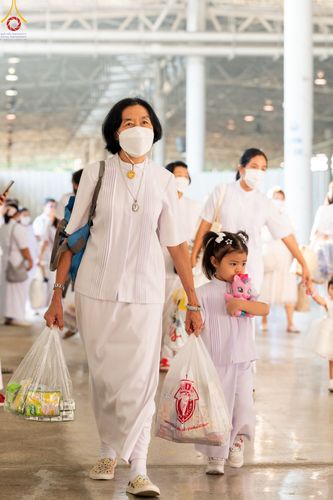 ภาพ No.81447:พิธีตักบาตร ข้าวสารอาหารแห้ง และพิธีบูชาข้าวพระ ณ สภาธรรมกายสากล วัดพระธรรมกาย วันเสาร์ที่ 3 มิถุนายน 2566