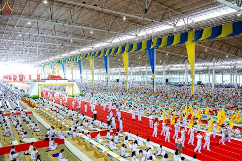 ภาพ No.85168:พิธีมุทิตาสักการะพระภิกษุ ผู้สอบได้เปรียญธรรม ๙ ประโยคระดับโลก, พิธีมอบโล่เกียรติยศและทุนการศึกษา สำนักเรียนบาลีดีเด่นทั่วประเทศ ในวันสมาธิโลก อาทิตย์ที่ 6 สิงหาคม พ.ศ. 2566 ณ สภาธรรมกายสากล วัดพระธรรมกาย