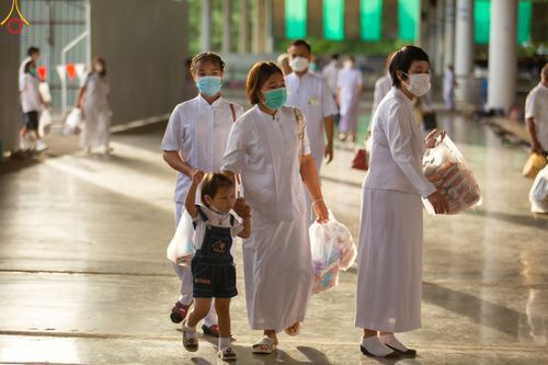 ภาพ No.82925:พิธีตักบาตร ณ บ้านแก้วเรือนทองคุณยายอาจารย์ฯ พิธีบูชาข้าวพระ ณ สภาธรรมกายสากล วัดพระธรรมกาย ในวันอาทิตย์ต้นเดือนที่ 2 ก.ค. พ.ศ.2566