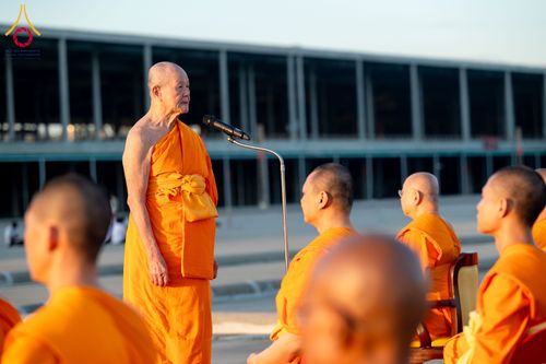 ภาพ No.285248:วันจันทร์ที่ 15 ธันวาคม พ.ศ.2568  บันทึกภาพหมู่ประวัติศาสตร์ โครงการบรรพชาอุปสมบทหมู่  รุ่นบูชาธรรมมหาปูชนียาจารย์ ประจำปี 2568 ณ ลานธรรมมหาธรรมกายเจดีย์ วัดพระธรรมกาย