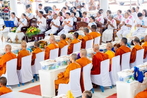 ภาพ No.230259:วันเสาร์ที่ 28 มิถุนายน พ.ศ. 2568 พิธีถวายสังฆทาน 323 วัด 4 จังหวัดชายแดนใต้ ปีที่ 21 ครั้งที่ 178 พิธีมอบกองทุนหนุนแรงใจช่วยครูใต้ ปีที่ 18 ครั้งที่ 142 ณ ศูนย์อบรมเยาวชนจังหวัดปัตตานี