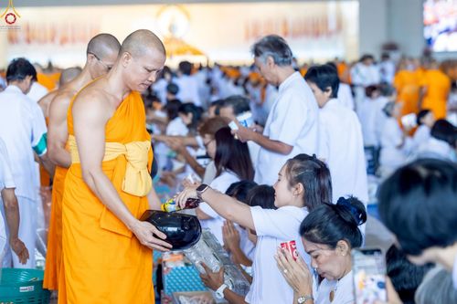 ภาพ No.240502:วันพุธที่ 27 สิงหาคม พ.ศ. 2568 พิธีตักบาตร ในวันธรรมชัย ณ วัดพระธรรมกาย จ.ปทุมธานี