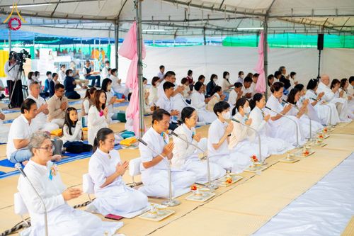 ภาพ No.198428:พิธีถวายภัตตาหารเป็นสังฆทาน แด่พระธรรมยาตรา ณ อนุสรณ์สถานบางปลา วัดบางปลา อำเภอบางเลน จังหวัดนครปฐม ในโครงการธรรมยาตรา กตัญญูบูชา มหาปูชนียาจารย์ พระมงคลเทพมุนี(สด จนฺทสโร) พระผู้ปราบมาร อนุสรณ์สถาน 7 แห่ง ปีที่ 13 วันที่ 20 มกราคม พ.ศ. 2568