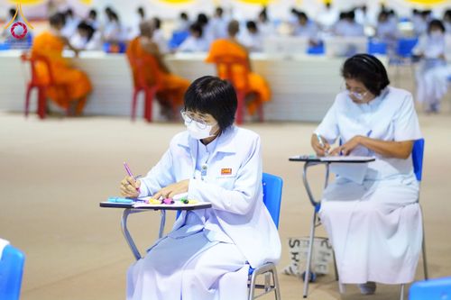 ภาพ No.208888:พระบาทสมเด็จพระเจ้าอยู่หัวทรงพระกรุณาโปรดเกล้าฯ พระราชทานภัตตาหารพระราชทาน แด่พระภิกษุ สามเณร ในการสอบบาลีสนามหลวง ณ วัดพระธรรมกาย วันที่ 22 กุมภาพันธ์ พ.ศ. 2568 ณ วัดพระธรรมกาย อำเภอคลองหลวง จังหวัดปทุมธานี