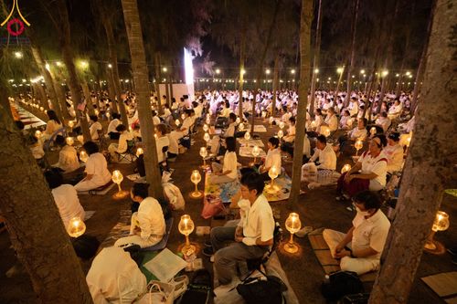 ภาพ No.107221:พิธีจุดประทีปถวายเป็นพุทธบูชา และบูชาธรรมมหาปูชนียาจารย์ ในโครงการธรรมยาตรากตัญญูบูชา มหาปูชนียาจารย์ พระมงคลเทพมุนี(สด จนฺทสโร) พระผู้ปราบมาร  อนุสรณ์สถาน 7 แห่ง ปีที่ 12  วันที่ 6 มกราคม พ.ศ. 2567 ณ อนุสรณ์สถานมหาวิหารพระมงคลเทพมุนี อ.สองพี่น้อง จ.สุพร