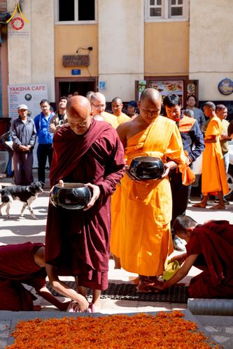 ภาพ No.213213:วันที่ 17 - 18 มีนาคม พ.ศ. 2568 คณะสงฆ์และสามเณรเดินบิณฑบาต รอบเมืองในพื้นที่ วัดสยมภูวนาถและราชวังปาตัน ณ เมืองกาฐมาณฑุ ประเทศเนปาล