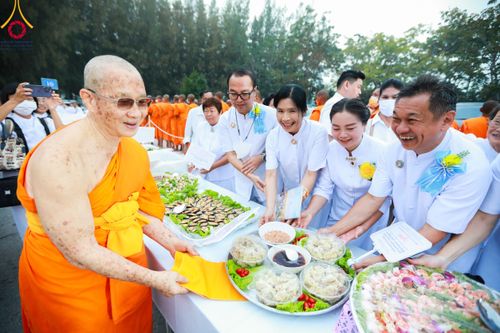ภาพ No.111953:พิธีถวายภัตตาหารเป็นสังฆทาน แด่คณะพระธรรมยาตราฯ ในโครงการธรรมยาตรา กตัญญูบูชา มหาปูชนียาจารย์ พระมงคลเทพมุนี(สด จนฺทสโร) พระผู้ปราบมาร อนุสรณ์สถาน 7 แห่ง ปีที่ 12 วันที่ 14 มกราคม พ.ศ. 2567 ณ อนุสรณ์สถานมหาวิหารพระมงคลเทพมุนี  (โลตัสแลนด์) อ.สองพี่น้อง จ