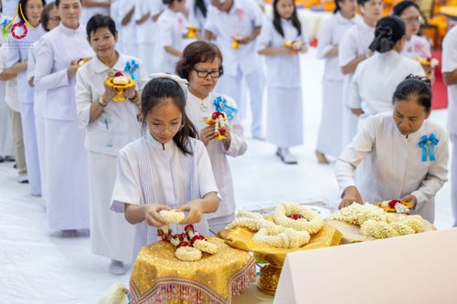 ภาพ No.160904:พิธีเจริญพระพุทธมนต์ และปิดแผ่นทองรูปเหมือน พระเดชพระคุณพระมงคลเทพมุนี (สด จนฺทสโร) พระผู้ปราบมาร จำนวน 3 องค์ วันเสาร์ที่ 5 ตุลาคม พ.ศ. 2567 ณ อาคารปลูกศรัทธา 2 (ชานชลาเดิม) วัดพระธรรมกาย อ.คลองหลวง จ.ปทุมธานี