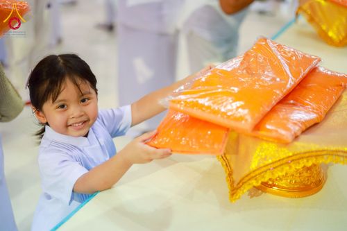 ภาพ No.215493:วันอาทิตย์ต้นเดือนที่ 6 เมษายน พ.ศ. 2568 ขบวนอัญเชิญผ้าป่าสมทบ มหาสังฆทาน 40,000 กว่าวัดทั่วประเทศ ณ สภาธรรมกายสากล วัดพระธรรมกาย