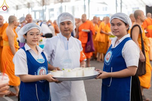 ภาพ No.58923:V.40 ภัตตาหารพระหมื่นวัด เราจัดให้ การปฏิบัติงานของเจ้าหน้าที่และอาสาสมัคร เพื่อรับบุญในการถวายภัตตาหาร แด่คณะสงฆ์ 10,000 กว่าวัดทั่วประเทศ ที่มาร่วมงานวันคุ้มครองโลก จันทร์ที่ 22 เมษายน พ.ศ. 2567 ณ วัดพระธรรมกาย