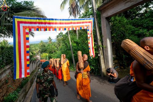 ภาพ No.140788:PhotoStory มหาศรัทธา ธรรมยาตราศรีลังกา EP.4 โครงการสยาม-ลังกา ธรรมยาตรา ฉลองเทศกาลวิสาขบูชาแห่งชาติ ศรีลังกา  บูชาธรรม 80 ปีหลวงพ่อธัมมชโย เส้นทางจาก เมืองดัมบูลลา ไปยัง เมืองมาตะเล  ตั้งแต่วันที่ 17-20 พฤษภาคม พ.ศ. 2567