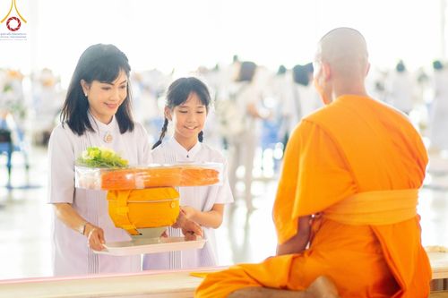 ภาพ No.131694:พิธีร่วมบุญบรรพชาสามเณร 5,000 รูป ณ บ้านแก้วเรือนทองคุณยาย สภาธรรมกายสากล วัดพระธรรมกาย วันเสาร์ที่ 23 มีนาคม พ.ศ. 2567