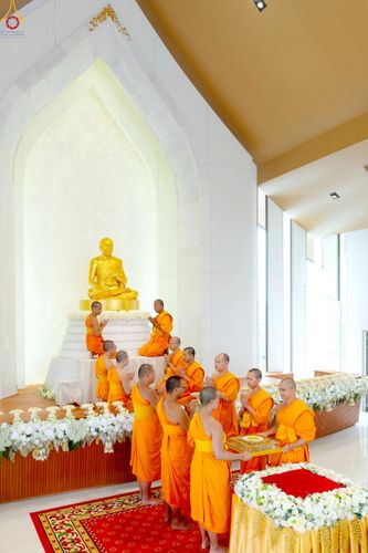 ภาพ No.239497:วันอาทิตย์ที่ 17 สิงหาคม พ.ศ. 2568 พิธีกดปุ่มอัญเชิญรูปเหมือน พระมงคลเทพมุนี (สด จันทสโร)  ณ มหาวิหารแก้วพระมงคลเทพมุนี  ศูนย์ปฏิบัติธรรมแก้วเมืองเลย