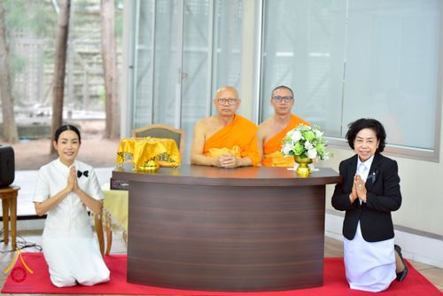 ภาพ No.267664:วันที่ 7 พฤศจิกายน พ.ศ. 2568 พสกนิกรอำเภอคลองหลวง รวมใจบำเพ็ญกุศลปัณรสมวาร (15 วัน) อุทิศถวายเป็นพระราชกุศลแด่ “สมเด็จพระพันปีหลวง” ณ วัดพระธรรมกาย