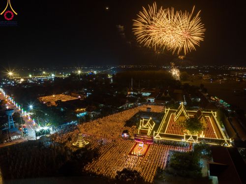 ภาพ No.112117:พิธีจุดประทีปถวายเป็นพุทธบูชา และบูชาธรรมมหาปูชนียาจารย์ พระมงคลเทพมุนี(สด จนฺทสโร) ในโครงการธรรมยาตรา กตัญญูบูชา มหาปูชนียาจารย์ พระมงคลเทพมุนี(สด จนฺทสโร) พระผู้ปราบมาร อนุสรณ์สถาน 7 แห่ง ปีที่ 12 วันที่ 14 มกราคม พ.ศ. 2567 ณ วัดสองพี่น้อง อ.สองพี่น้อง