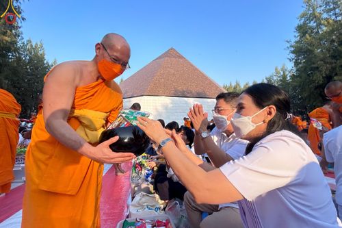 ภาพ No.107480:พิธีตักบาตรพระธรรมยาตราฯ ในโครงการธรรมยาตรากตัญญูบูชา มหาปูชนียาจารย์ พระมงคลเทพมุนี(สด จนฺทสโร) พระผู้ปราบมาร ปีที่ 12 ณ อนุสรณ์สถานมหาวิหารพระมงคลเทพมุนี อ.สองพี่น้อง จ.สุพรรณบุรี วันที่ 7 มกราคม พ.ศ. 2567