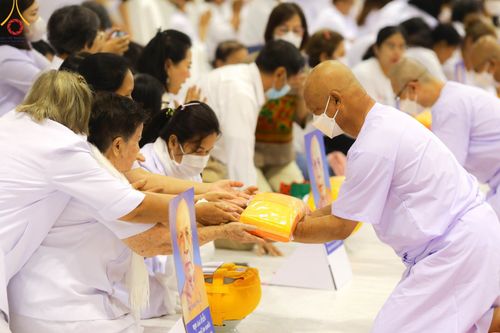 ภาพ No.101526:พิธีเวียนประทักษิณ, พิธีวันทาเจดีย์, พิธีขอขมาและมอบผ้าไตร ในโครงการอุปสมบทหมู่ รุ่นบูชาธรรมมหาปูชนียาจารย์ ณ วัดพระธรรมกาย ในวันที่ 9 ธันวาคม พ.ศ. 2566