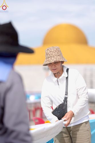 ภาพ No.218560:วันที่ 15 - 18 เมษายน พ.ศ. 2568 การเตรียมภาชนะสำหรับถวายภัตตาหาร , การจัดโต๊ะเก้าอี้ในลานธรรม , การแพ็คพัสดุงานต้อนรับ เพื่องานวันคุ้มครองโลก 22 เมษายน พ.ศ.2568 วัดพระธรรมกาย