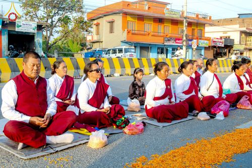 ภาพ No.213004:วันที่ 14 - 15 มีนาคม พ.ศ. 2568 คณะสงฆ์และสามเณรเดินธรรมยาตรา ในโครงการบวชสามเณรเนปาล 500 รูป ไปยังสถานที่รอบมายาเทวีและลุมพินีเกรด ณ ลุมพินี ประเทศเนปาล