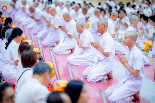 ภาพ No.217055:วันเสาร์ที่ 12 เมษายน พ.ศ. 2568 พิธีเวียนประทักษิณรอบพระมหาธรรมกายเจดีย์  พิธีวันทาเจดีย์ พิธีขอขมาและมอบผ้าไตร ในโครงการอุปสมบทหมู่ บูชาธรรมหลวงพ่อธัมมชโย, โครงการธรรมทายาท ระดับอุดมศึกษา รุ่นที่ 52 ,  โครงการบวชพระนานาชาติ AEC & WAB CEO รุ่นที่ 4 , ณ ว