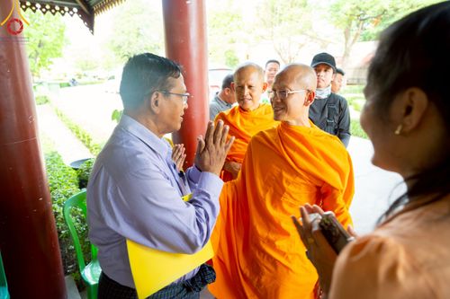 ภาพ No.220407:วันที่ 17 เมษายน พ.ศ. 2568 ผู้แทนวัดพระธรรมกาย ลงพื้นที่เยียวยา ซับน้ำตาเหยื่อแผ่นดินไหวมัณฑะเลย์