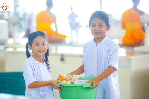 ภาพ No.139169:พิธีตักบาตร , พิธีบูชาข้าวพระ ณ ห้องแก้วสารพัด 1 สภาธรรมกายสากล วัดพระธรรมกาย วันอาทิตย์ต้นเดือนที่ 2 มิถุนายน พ.ศ. 2567