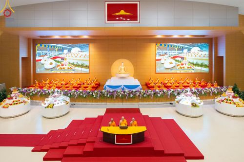 ภาพ No.143498:พิธีตักบาตร ข้าวสารอาหารแห้ง ณ บ้านแก้วเรือนทองคุณยายฯ และ พิธีบูชาข้าวพระ  ณ สภาธรรมกายสากล วัดพระธรรมกาย วันอาทิตย์ที่ 7 กรกฎาคม พ.ศ. 2567