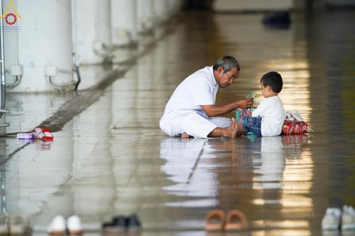 ภาพ No.151103:พิธีตักบาตร ในวันอาทิตย์ต้นเดือน วันที่ 1 กันยายน พ.ศ. 2567 ณ สภาธรรมกายสากล วัดพระธรรมกาย