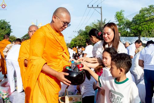 ภาพ No.235256:วันอาทิตย์ที่ 27 กรกฎาคม พ.ศ. 2568 พิธีตักบาตรพระ1,000 รูป ทำบุญเมืองพัทลุง ประธานสงฆ์ พระปริยัติวชิโรดม  เจ้าคณะจังหวัดพัทลุง ประธานฆราวาส นายรัฐศาสตร์ ชิดชู  ผู้ว่าราชการจังหวัดพัทลุง