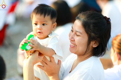 ภาพ No.112805:พิธีตักบาตรพระธรรมยาตราฯ ณ วัดสองพี่น้อง จ.สุพรรณบุรี วันที่ 15 มกราคม พ.ศ. 2567