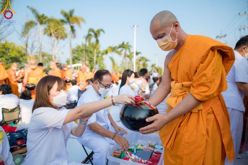 ภาพ No.101923:ตักบาตรพระ 10,000 รูป เติมบุญให้แผ่นดิน เนื่องในโอกาส 192 ปี จังหวัดกาญจนบุรี หนึ่งในโครงการตักบาตรพระ 2,000,000 รูป  77 จังหวัดทุกวัดทั่วไทย วันจันทร์ที่ 11 ธันวาคม พ.ศ. 2566 บริเวณถนนสองแคว (SKY WALK) เมืองกาญจนบุรี