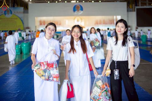 ภาพ No.222074:วันที่ 4 พฤษภาคม พ.ศ. 2568 พิธีตักบาตร เนื่องในวันอาทิตย์ต้นเดือน ณ บ้านแก้วเรือนทองคุณยายฯ วัดพระธรรมกาย