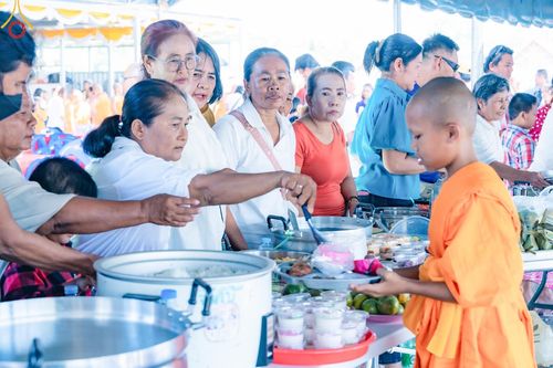 ภาพ No.133547:พิธีขอขมารับผ้าไตร, พิธีบรรพชาสามเณร, สามเณรออกบิณฑบาต ในโครงการบรรพชาสามเณร ฟื้นฟูพระพุทธศาสนาทั่วไทย  ณ ศูนย์ปฏิบัติธรรม และอบรมเยาวชนเมืองยะลา วันที่ 3 เมษายน พ.ศ. 2567