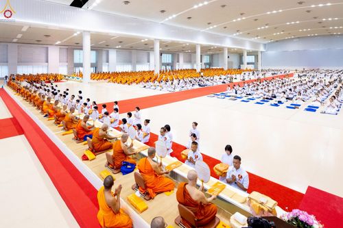 ภาพ No.233872:วันเสาร์ที่ 19 กรกฎาคม พ.ศ.2568 วันมหารำลึก ครั้งที่ 35 พิธีรำลึกถึงนักสร้างบารมี , พิธีสวดพระพุทธมนต์ , พิธีทอดผ้าบังสกุลและถวายไทยธรรม วัดพระธรรมกาย