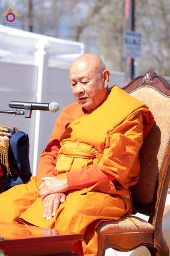 ภาพ No.62482:คณะศิษยานุศิษย์รวมใจสถาปนาและสมโภช ธรรมจักร เพื่ออัญเชิญประดิษฐาน ณ ยอดอุโบสถ 80 ปี หลวงพ่อธัมมชโย วัดพระธรรมกายนิวเจอร์ซี ประเทศสหรัฐอเมริกา  วันอาทิตย์ที่ 7 เมษายน พ.ศ. 2567