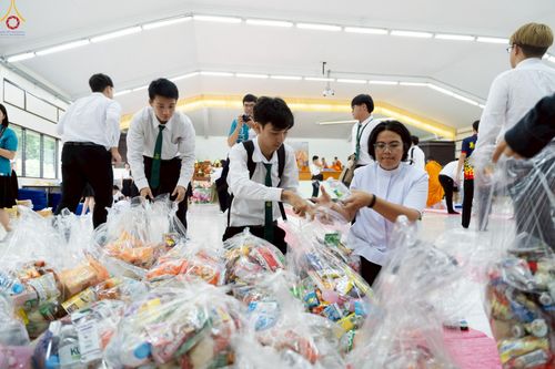 ภาพ No.243163:วันพฤหัสบดีที่ 4 กันยายน พ.ศ. 2568 เวลา 07.00-08.15 น. มหาวิทยาลัยเกษตรศาสตร์ กำแพงแสน ร่วมทำบุญตักบาตร Freshy KU85 พระสงฆ์ 85 รูป