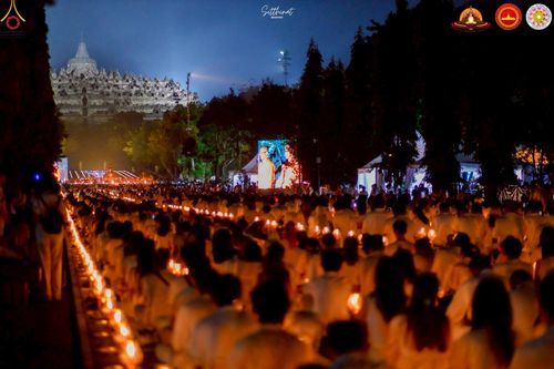 ภาพ No.224582:วันจันทร์ที่ 12 พฤษภาคม พ.ศ. 2568  ชาวพุทธในอินโดนีเซีย ร่วมฉลองวิสาขบูชาจุดประทีปกว่า 200,000 ดวง ณ พระมหาเจดีย์บรมพุทโธ  เจริญพุทธมนต์ถวาย “พระวชิรเกล้าเจ้าอยู่หัว”