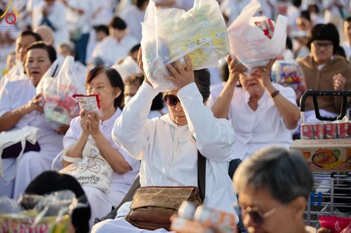 ภาพ No.187839:พิธีตักบาตรฉลองพระใหม่ ต้อนรับพุทธศักราช 2568 ณ ลานธรรมพระมหาธรรมกายเจดีย์ วัดพระธรรมกาย จ.ปทุมธานี วันที่ 1 มกราคม พ.ศ. 2568