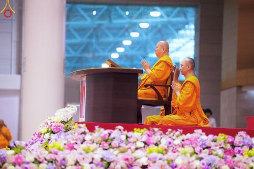 ภาพ No.167596:พิธีตักบาตรและพิธีบูชาข้าวพระ ในวันอาทิตย์ที่ 3 พฤศจิกายน พ.ศ. 2567 ณ วัดพระธรรมกาย