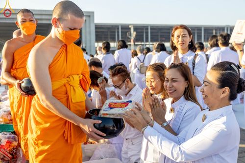 ภาพ No.105348:พิธีตักบาตรฉลองพระบวชใหม่ รุ่นบูชาธรรมมหาปูชนียาจารย์ และต้อนรับศักราชใหม่ วันจันทร์ที่ 1 มกราคม พ.ศ. 2567 ณ ลานธรรมพระมหาธรรมกายเจดีย์ วัดพระธรรมกาย