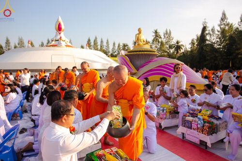 ภาพ No.193061:พิธีตักบาตรพระธรรมยาตรา ณ อนุสรณ์สถานคลองบางนางแท่น อ.สามพราน จ.นครปฐม ในโครงการธรรมยาตรา กตัญญูบูชา มหาปูชนียาจารย์ พระมงคลเทพมุนี(สด จนฺทสโร) พระผู้ปราบมาร อนุสรณ์สถาน 7 แห่ง ปีที่ 13 วันที่ 11 มกราคม พ.ศ.2568