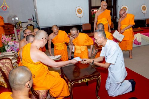 ภาพ No.214875:พิธีต้อนรับสัญญาบัตร พัดยศ พระราชวิเทศวชิรเวที (บัณฑิต วรปญฺโญ) เจ้าอาวาสวัดพระธรรมกายสกอตแลนด์ สหราชอาณาจักร ผู้ช่วยเจ้าอาวาสวัดพระธรรมกาย ณ อุโบสถพระไตรปิฏก วัดพระธรรมกาย