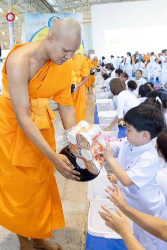 ภาพ No.223445:วันวิสาขบูชา วันอาทิตย์ที่ 11 พฤษภาคม พ.ศ. 2568 พิธีตักบาตร และปฎิบัติธรรม ณ สภาธรรมกายสากล วัดพระธรรมกาย