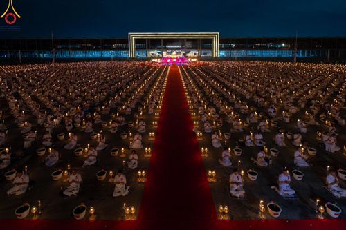 ภาพ No.160686:พิธีจุดประทีป 20,000 ดวง บูชาพระมหาธรรมกายเจดีย์ และบูชาพระมงคลเทพมุนี (สด จนฺทสโร) พระผู้ปราบมาร ณ ลานธรรม พระมหาธรรมกายเจดีย์ วัดพระธรรมกาย จ.ปทุมธานี วันที่ 10 ตุลาคม พ.ศ. 2567