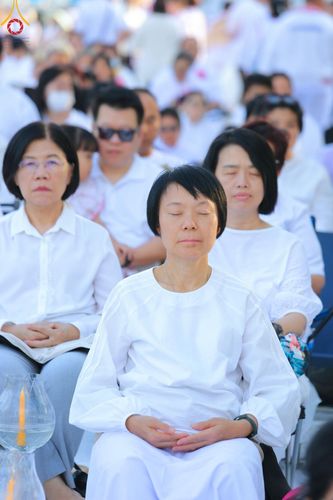 ภาพ No.192740:พิธีจุดประทีปถวายเป็นพุทธบูชา และบูชาธรรมมหาปูชนียาจารย์ ณ อนุสรณ์สถานคลองบางนางแท่น อ.สามพราน จ.นครปฐม ในโครงการธรรมยาตรา กตัญญูบูชา มหาปูชนียาจารย์ พระมงคลเทพมุนี(สด จนฺทสโร) พระผู้ปราบมาร อนุสรณ์สถาน 7 แห่ง ปีที่ 13 วันที่ 10 มกราคม พ.ศ. 2568
