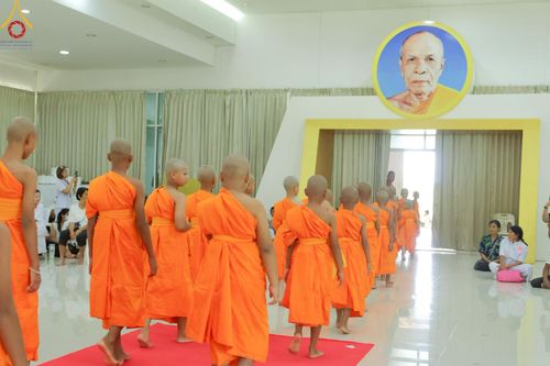 ภาพ No.216291:วันเสาร์ที่ 5 เมษายน พ.ศ. 2568 พิธีตัดปอยผม พิธีขอขมาผู้ปกครอง พิธีขอขมามอบผ้าไตร พิธีบรรพชา พิธีถวายบาตรสามเณร ณ ศูนย์ปฏิบัติธรรมและศูนย์อบรมเยาวชนเพชรบุรี ต.ท่าแลง อ.ท่ายาง จ.เพชรบุรี